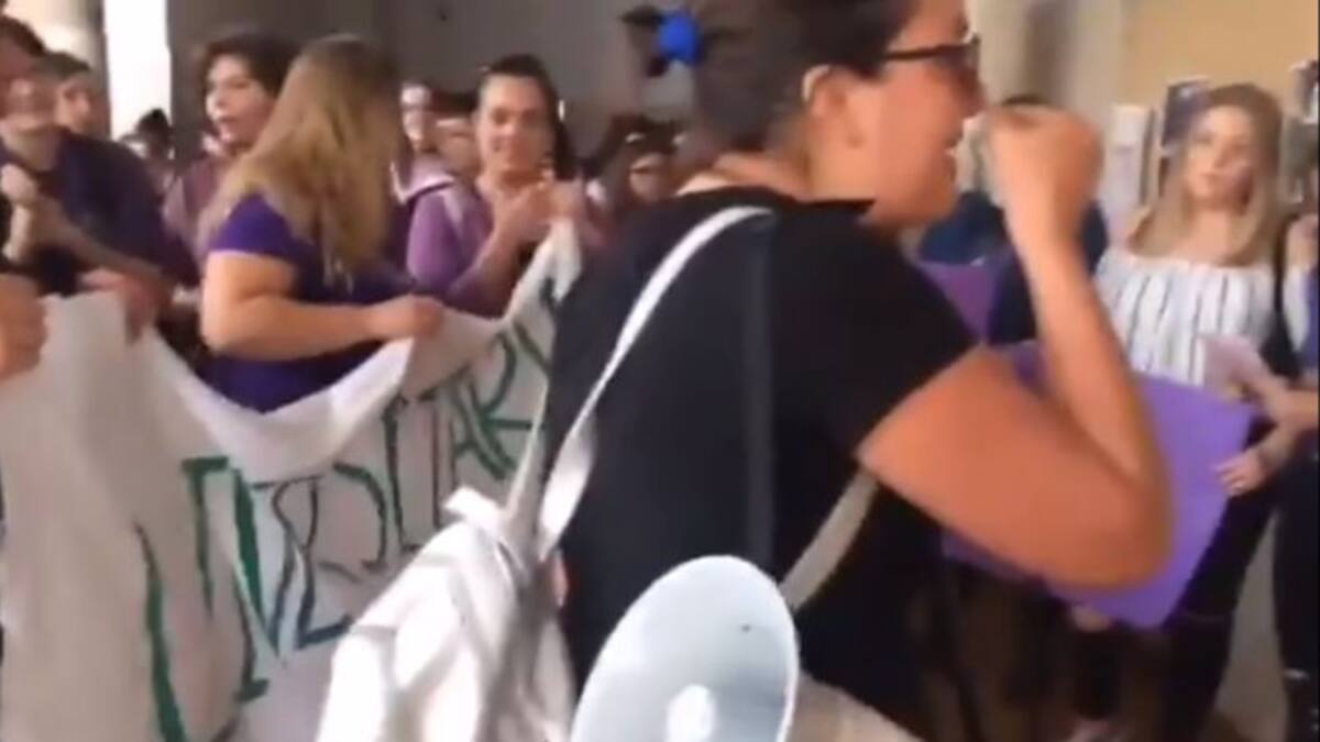 VÍDEO | Alumnas de la ULL (Tenerife) increpan a un profesor por "acosador"