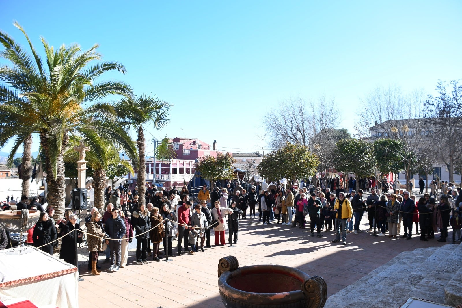 Autoridades y público asistente