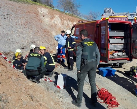 Intentan rescatar a un niño de dos años caído en un pozo de Totalán