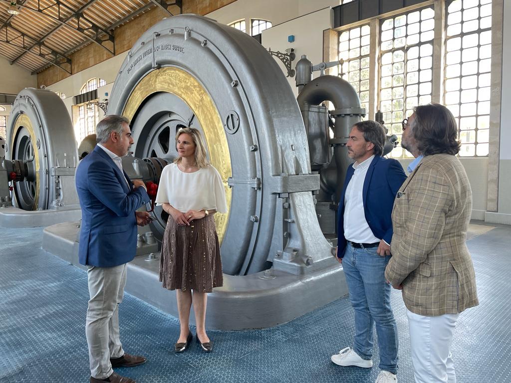 La consejera regional de Medio Ambiente, Paloma Martín, ha visitado en Torrelaguna la mini central eléctrica donde se instalarán las primera placas fotovoltaicas flotantes para generar energia solar.