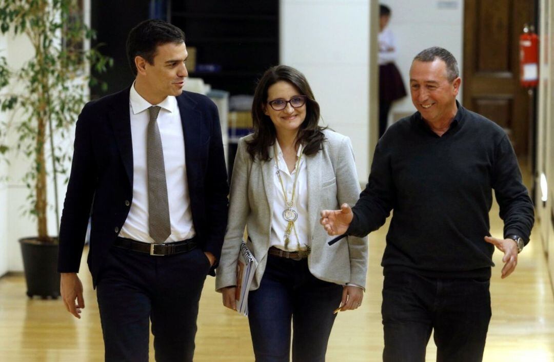 El líder del PSOE, Pedro Sánchez, con los representantes de Compromís, Mónica Oltra y Joan Baldoví