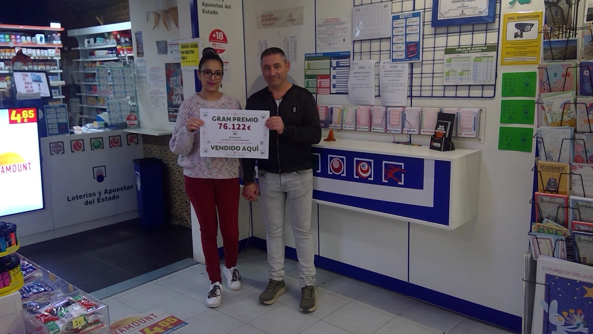 Javier Mega, propietario del Estanco Mega.