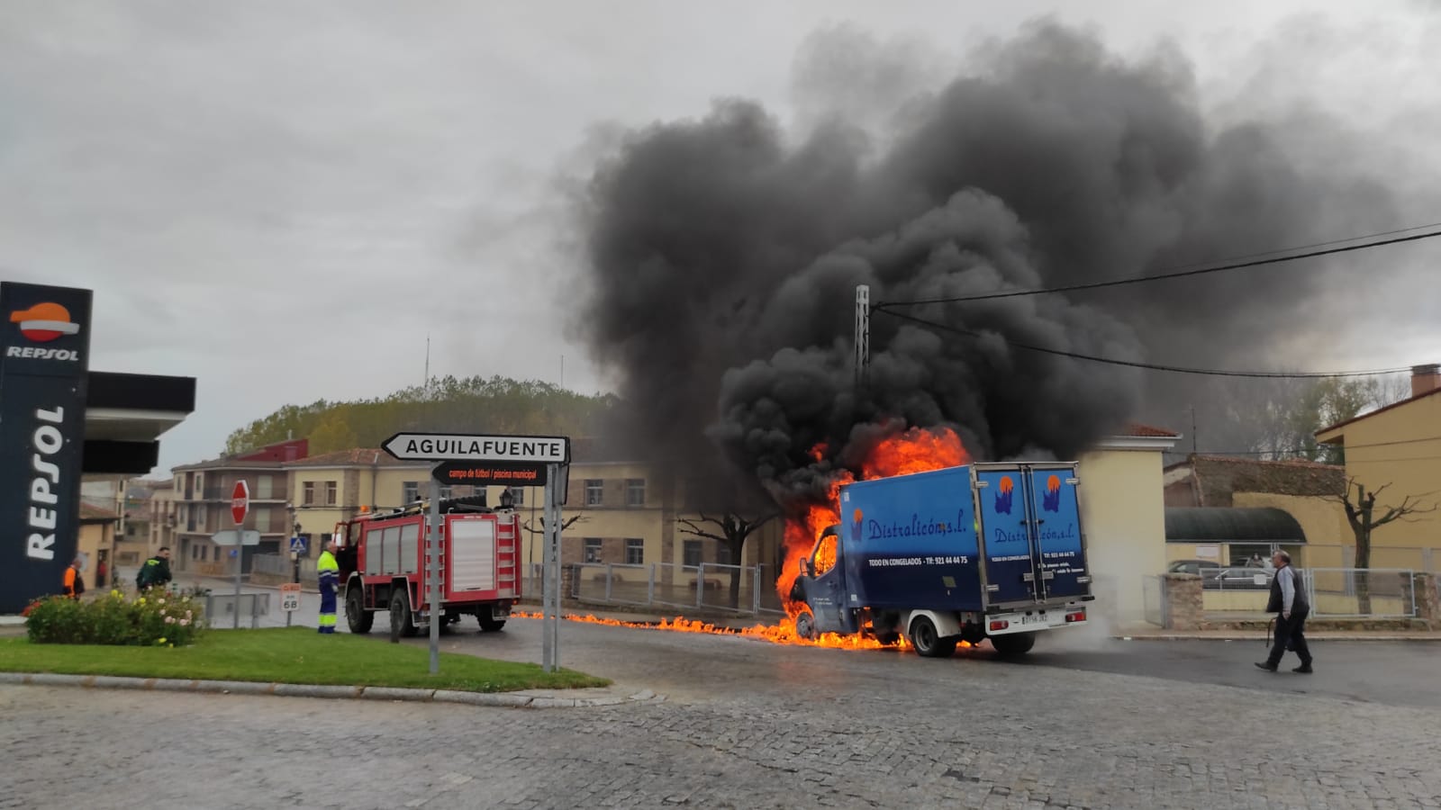 Aparatoso incendio de un camión a la entrada de Turégano