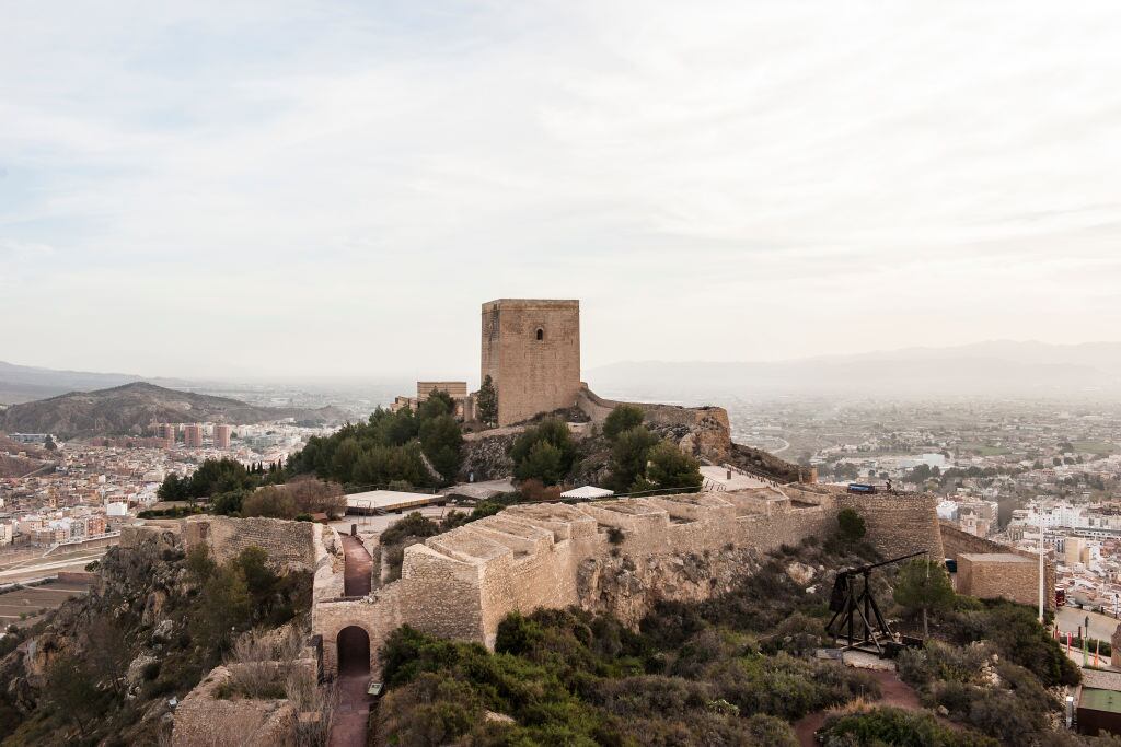 Un autobús lanzadera conectará el Centro de Visitantes de  Lorca con el castillo desde el Jueves Santo al Sábado de Gloria. .