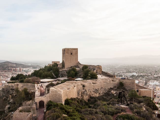 Un autobús lanzadera conectará el Centro de Visitantes de Lorca con el castillo desde el Jueves Santo al Sábado de Gloria. .