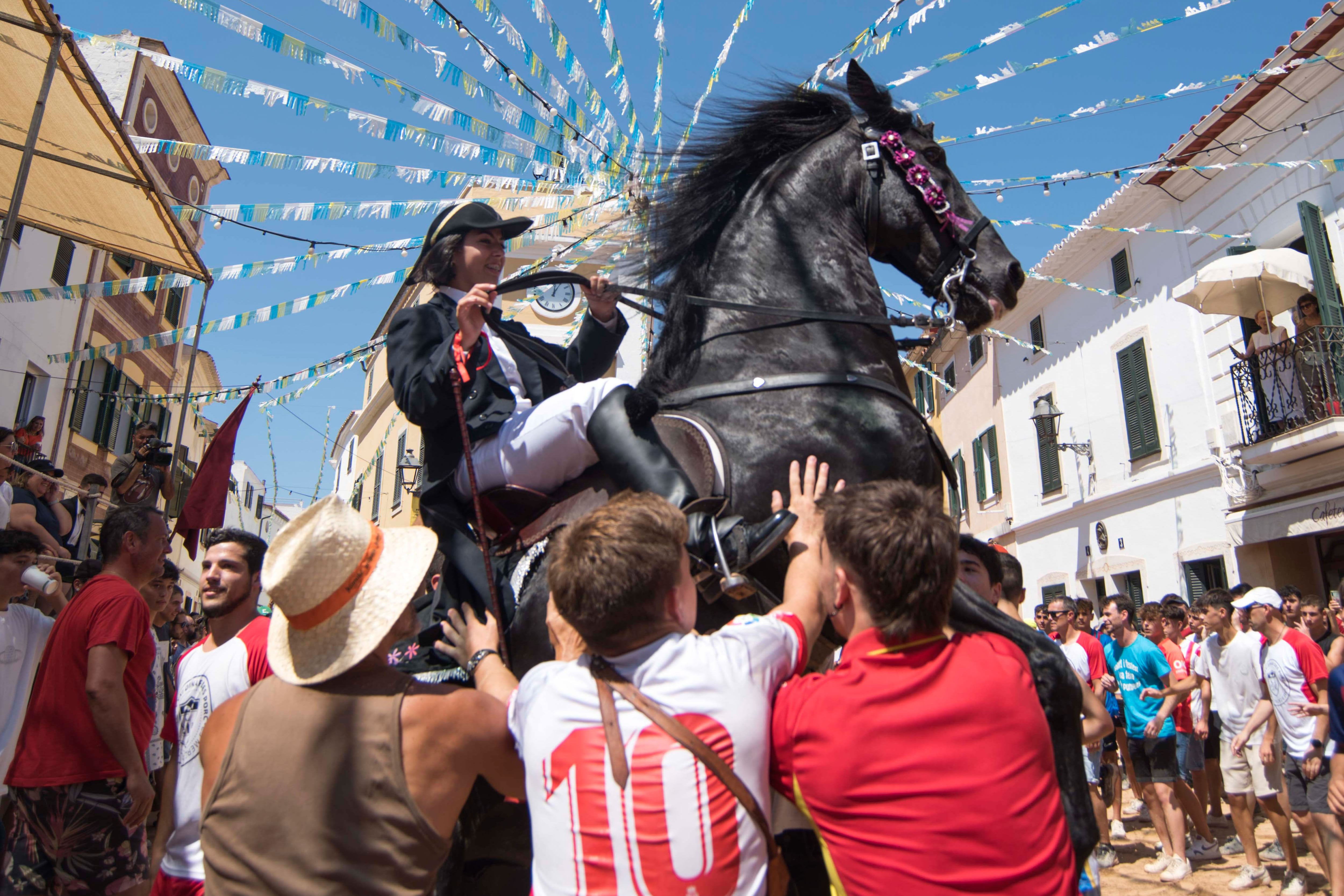 -FOTODELDÍA- ES MERCADAL (MENORCA), 17/07/2022.- Jinetes de caballos de raza menorquina demuestran sus habilidades en el popular Jaleo durante la celebración de las fiestas de Sant Martí, este domingo en Es Mercadal (Menorca). EFE/David Arquimbau
