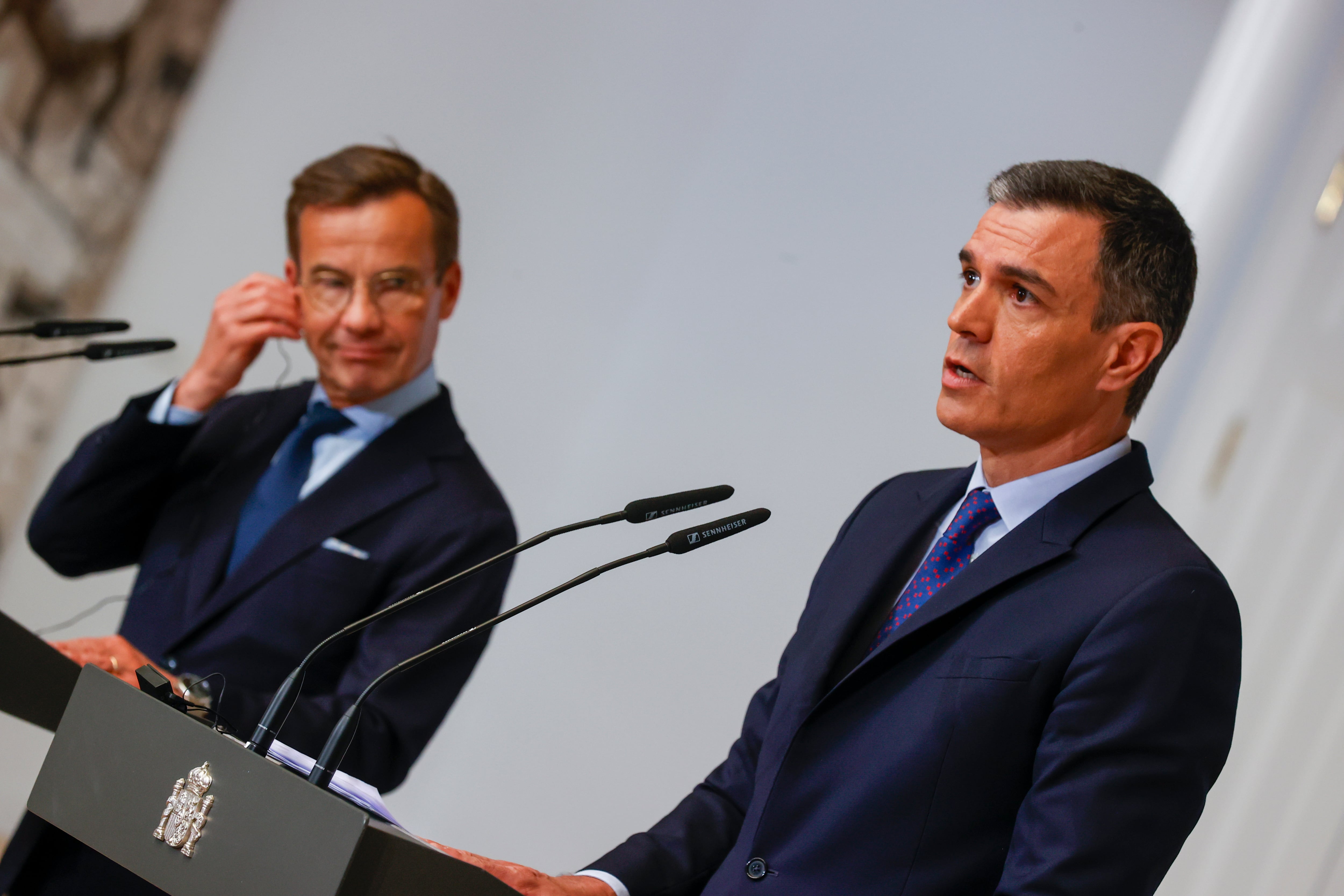 El presidente del Gobierno, Pedro Sánchez (d), durante la rueda de prensa conjunta celebrada con el primer ministro de Suecia, Ulf Kristersson