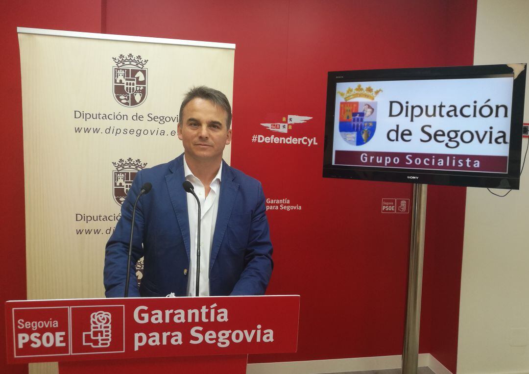 El portavoz socialista, Máximo San Macario, durante la rueda de prensa en la sede de su partido