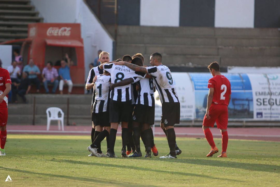 La plantilla celebra un gol.