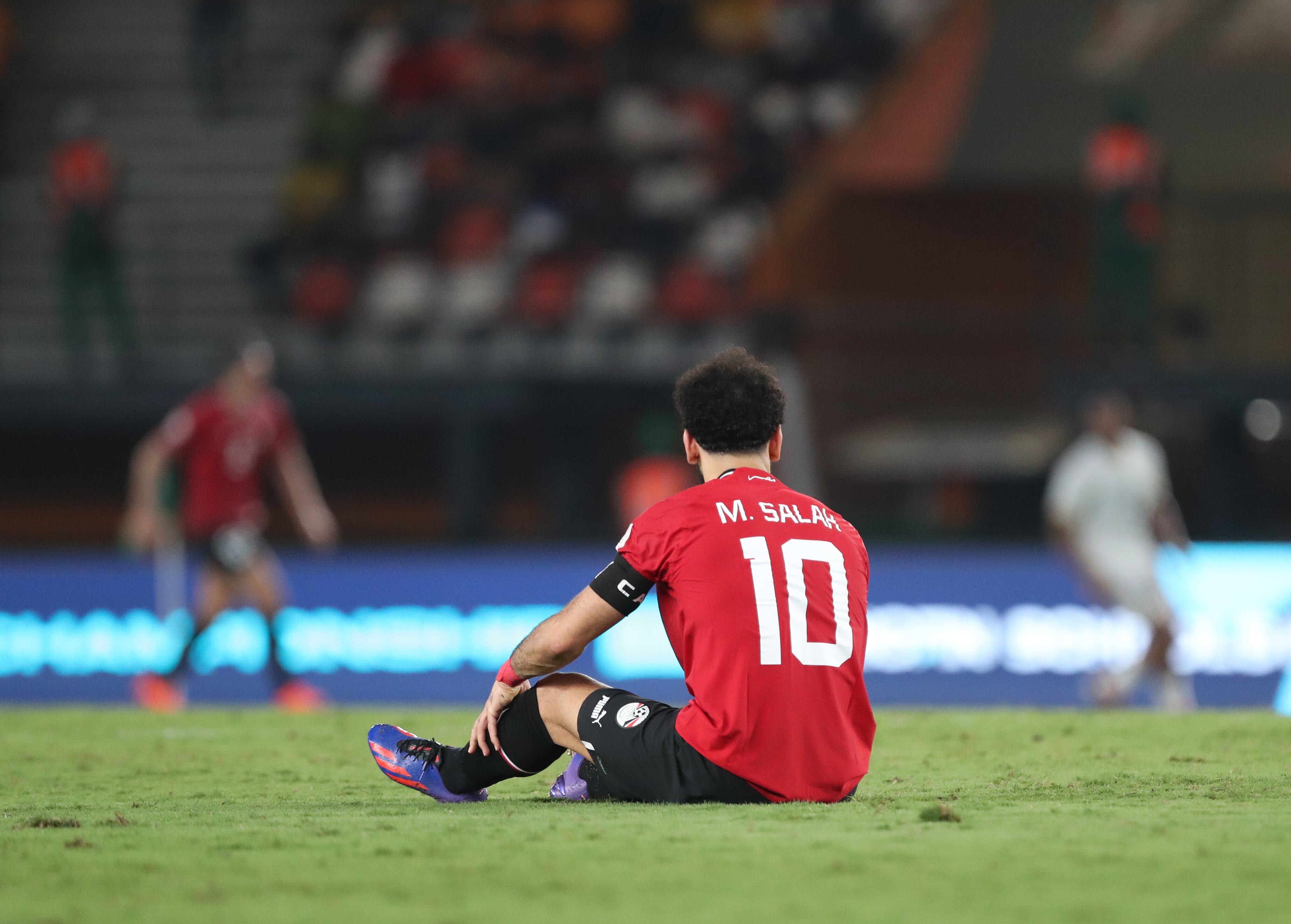 Mohamed Salah se duele sobre el césped del Stade Félix Houphouët-Boigny en la Copa África en el partido entre Egipto y Ghana. (Photo by MB Media/Getty Images)