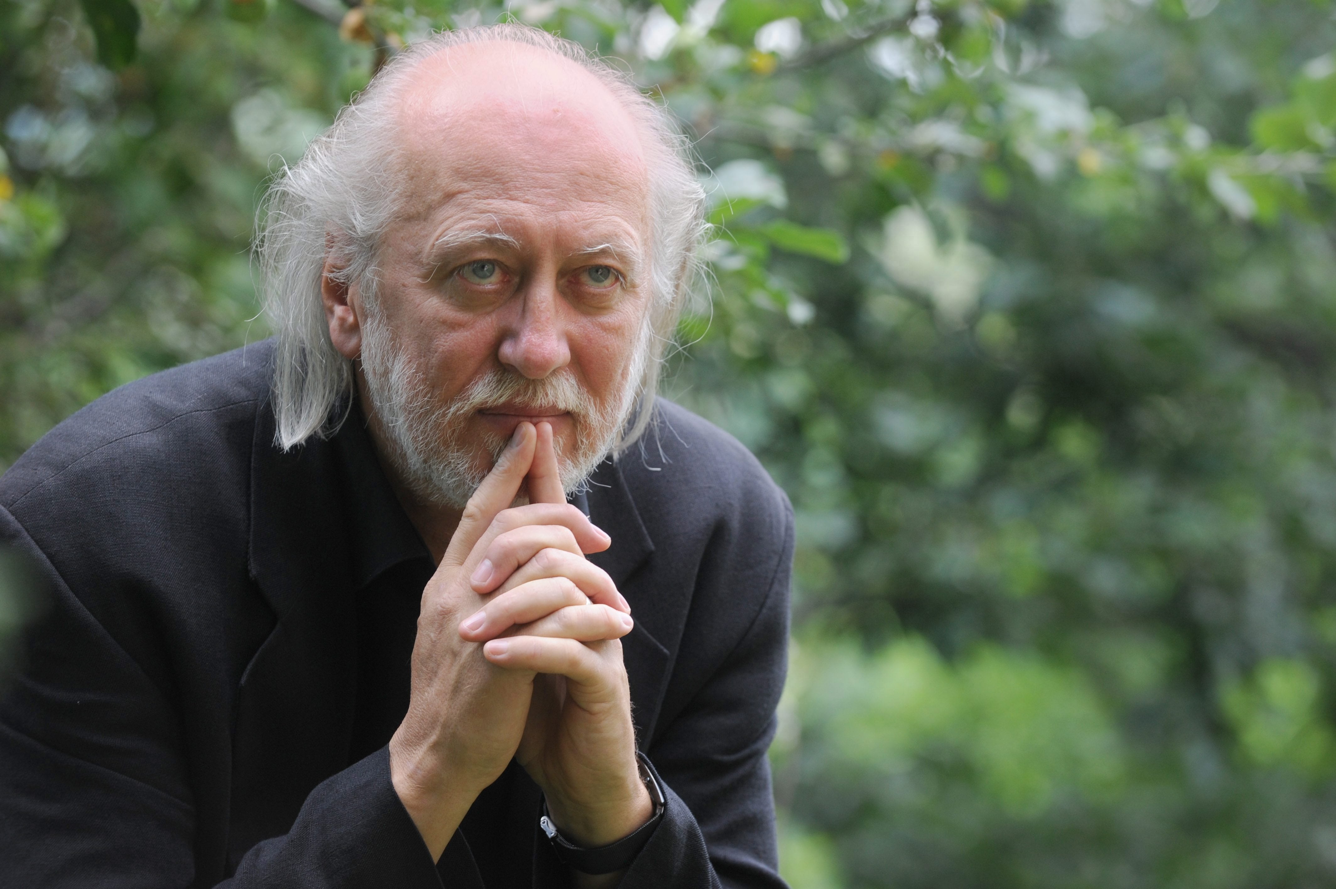 Pilisszentivan (Hungary), 09/10/2025.- (FILE) - A photo taken on 11 July 2012 shows Hungarian writer Laszlo Krasznahorkai at his home in Pilisszentivan, 20 kms north of Budapest, Hungary. The Swedish Academy honored Laszlo Krasznahorkai with the 2025 Nobel Prize in Literature for his 'visionary and apocalyptic prose' on 09 October 2025. (Hungría, Suecia) EFE/EPA/Gyula Czimbal HUNGARY OUT