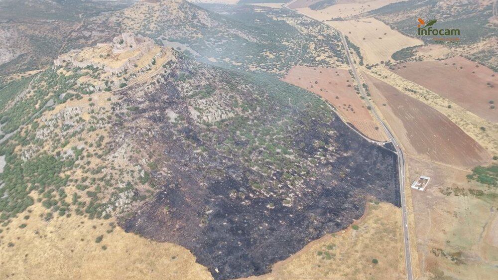 Las llamas han calcinado gran parte del cerro donde se ubica el castillo de Calatrava La Nueva