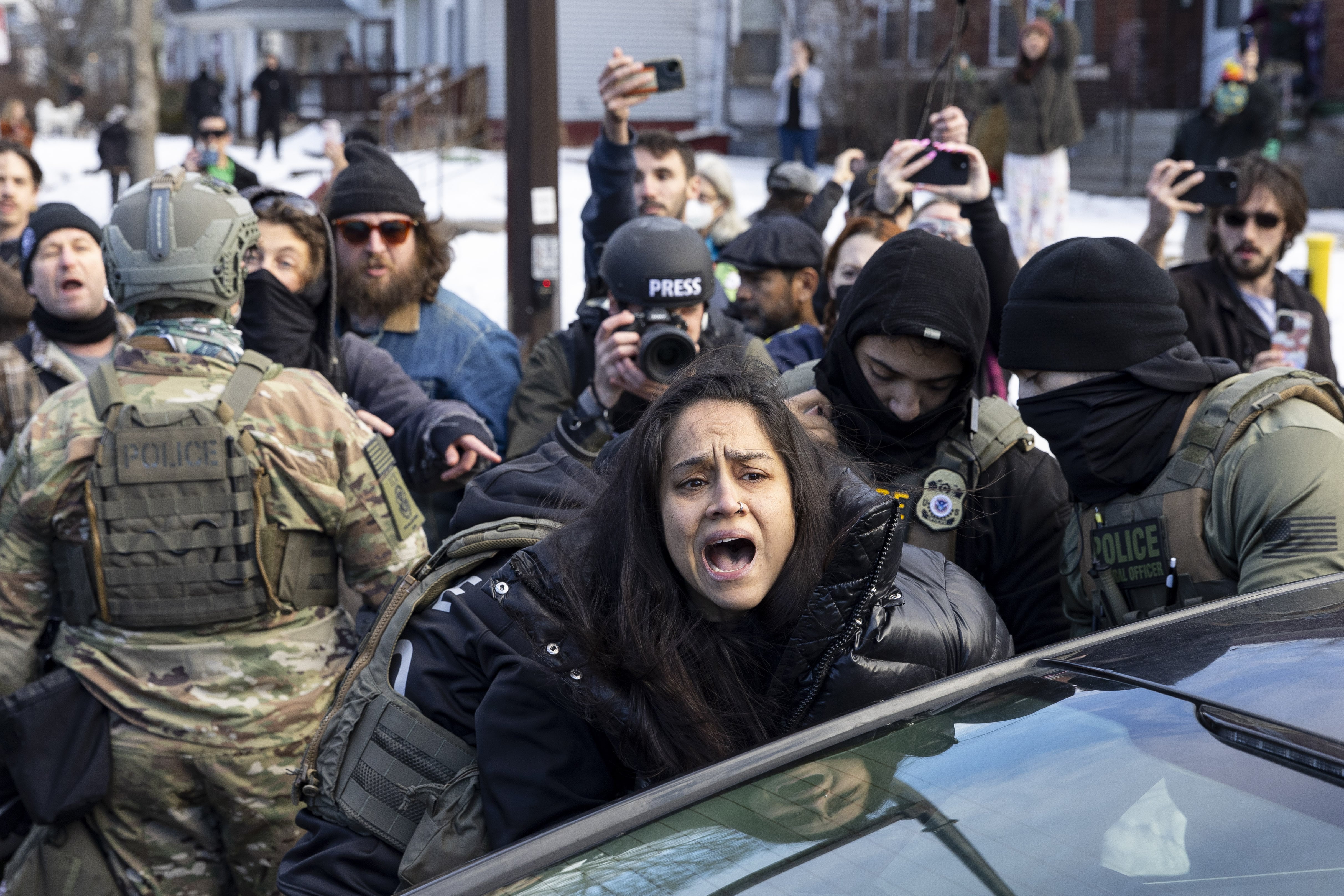 Agentes federales detienen a una mujer en Minneapolis el pasado mes de enero