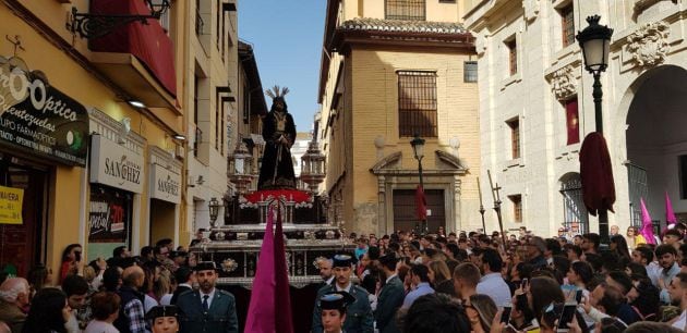 El Señor del Rescate, en su salida en la placeta de la iglesia de La Magdalena