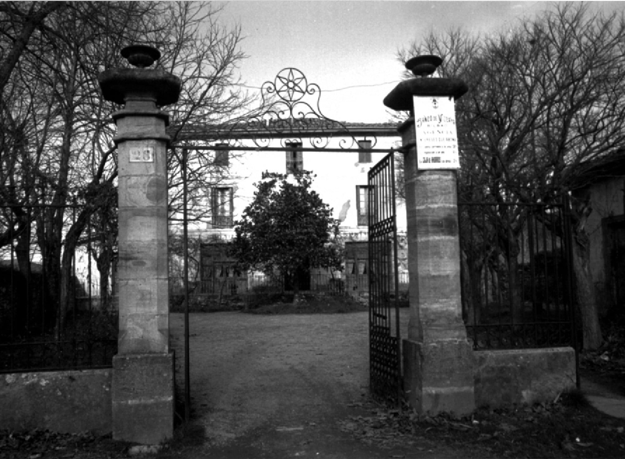 La entrada al Hotel María de Murgia / Archivo de Álava / A. S. Koch