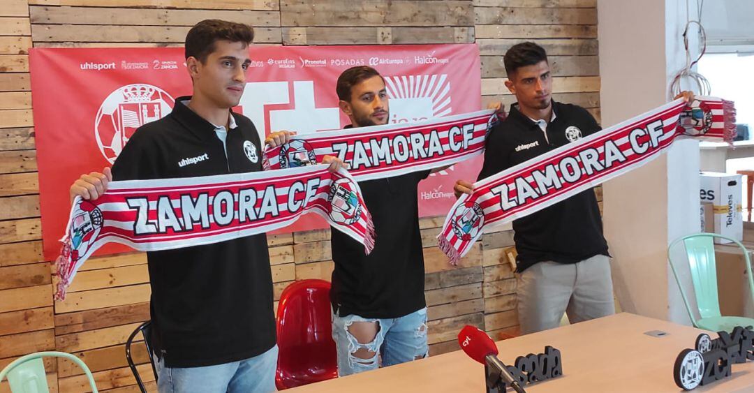 Los tres jugadores en la presentación