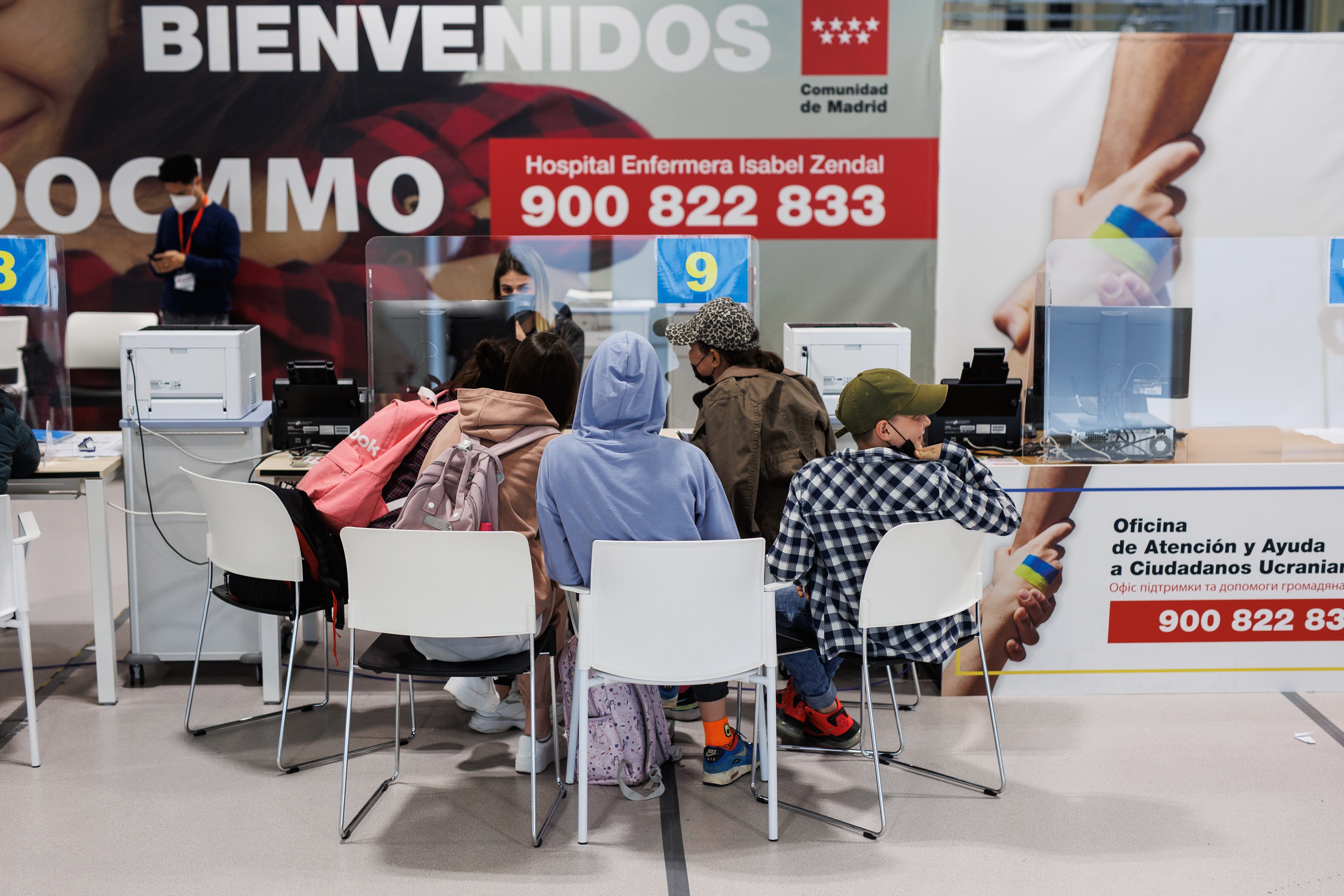 Varios refugiados son atendidos en el  Hospital Enfermera Isabel Zendal, que centraliza los servicios de acogida en Madrid.