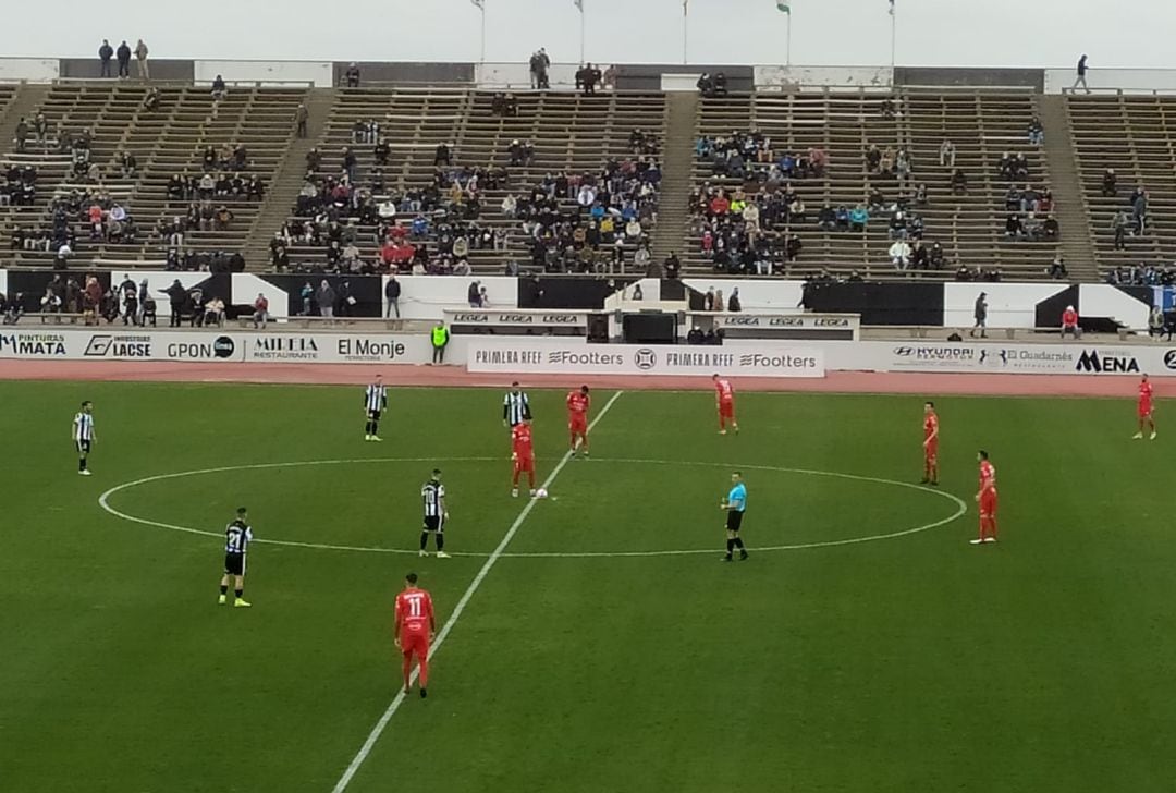 Inicio del partido entre el RB Linense y el CD Alcoyano, en el Estadio Municipal de la Línea de la Concepción