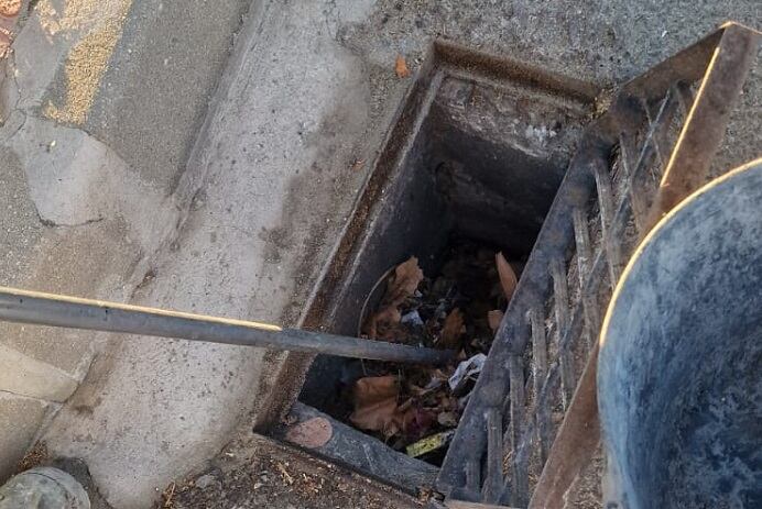 Limpieza de imbornales en La Línea