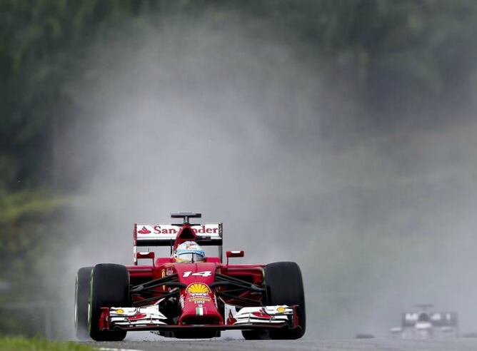 Fernando Alonso rodando sobre la pista del circuito de Sepang