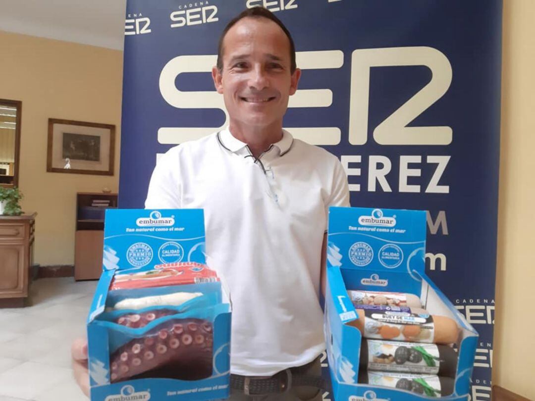 José Vivas, con algunos de los productos de Embumar