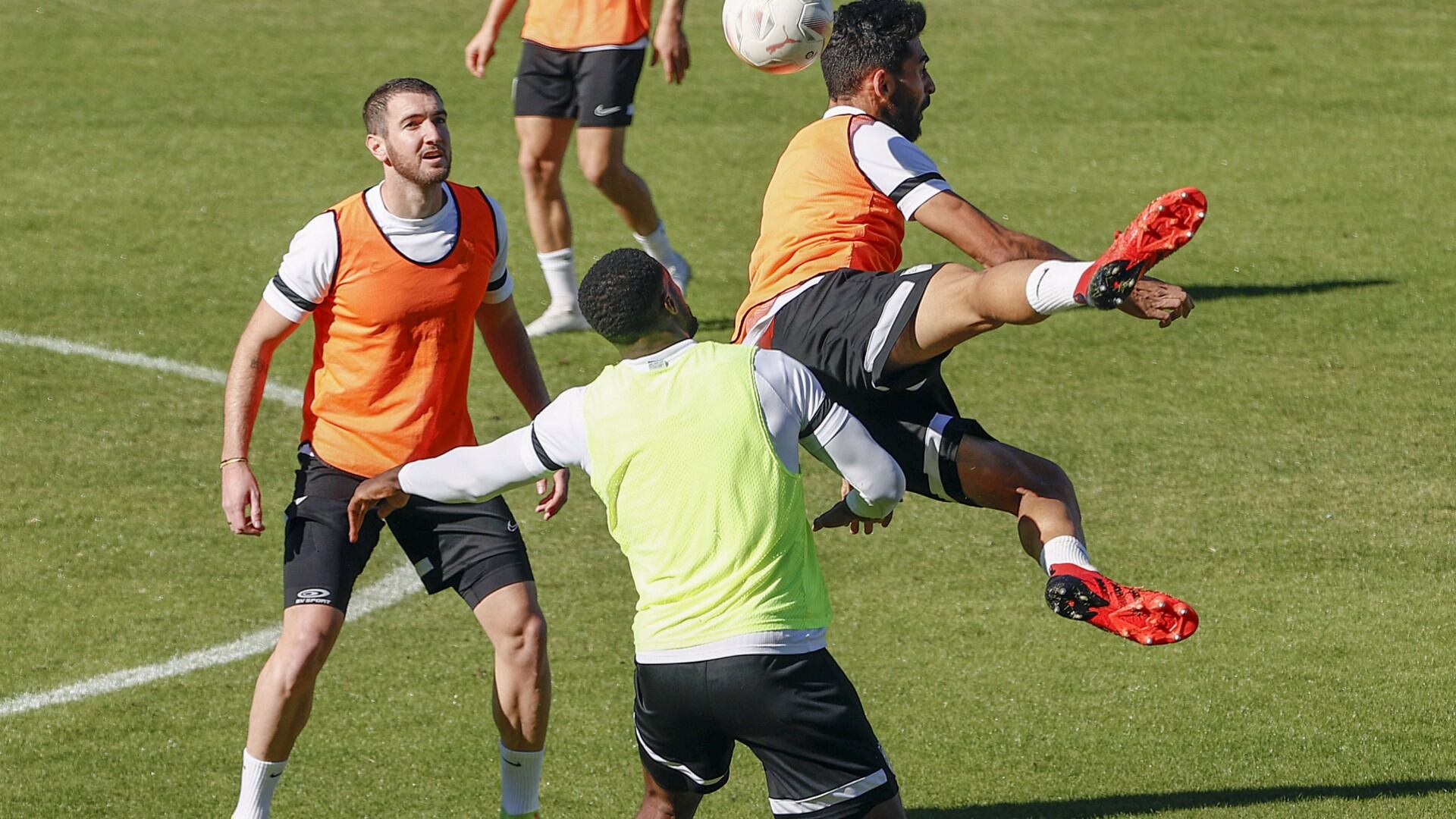 El Málaga volvió a trabajar con las novedades de Juande Rivas y Pablo Chavarría