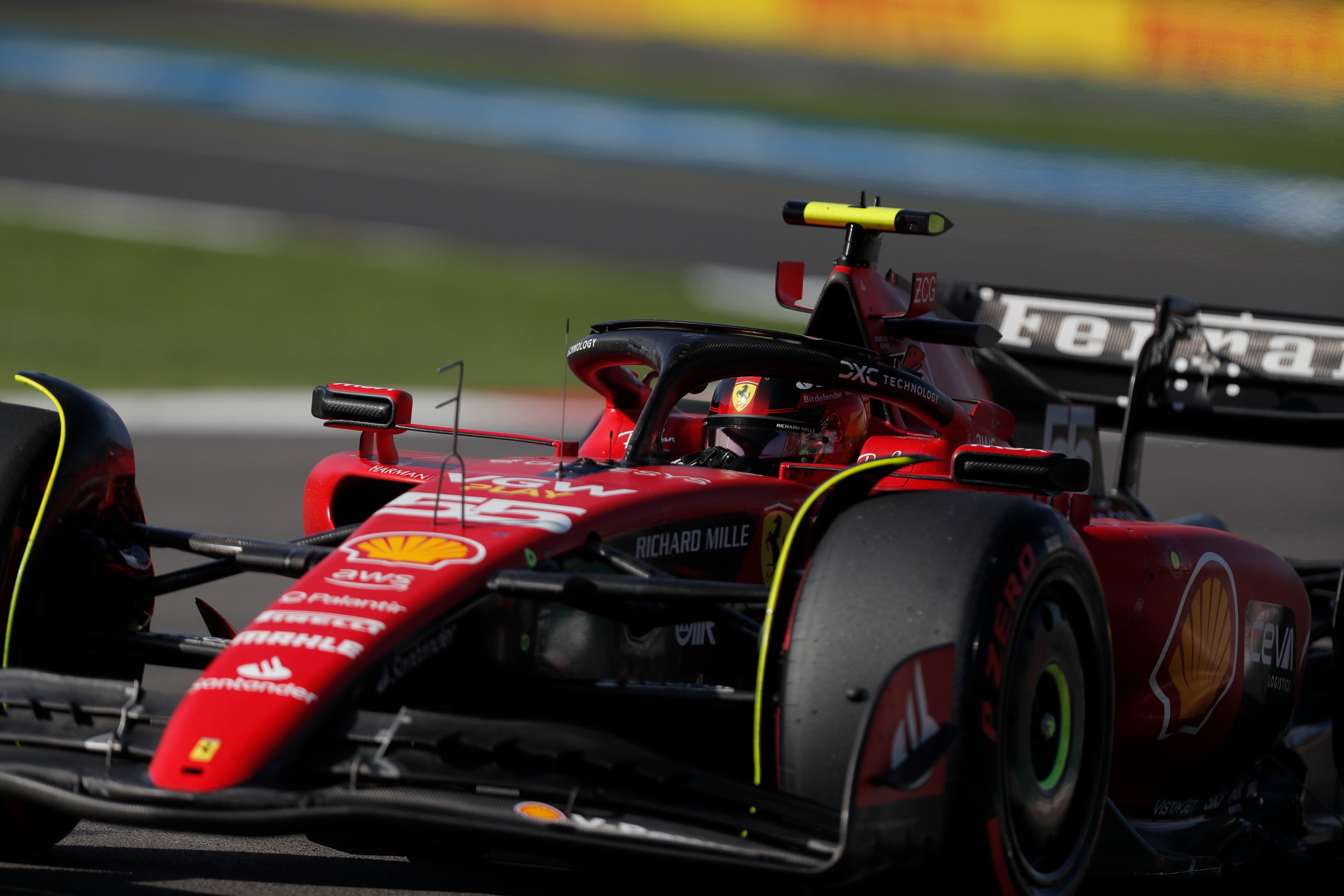 Carlos Sainz con Ferrari durante el GP de México de Fórmula 1 hoy. EFE/ Isaac Esquivel