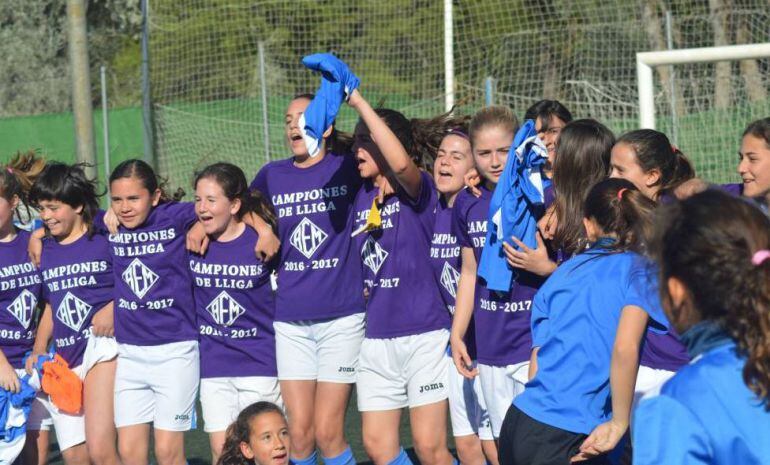 Las jugadoras del AEM Lleida tras ganar el título de Liga 