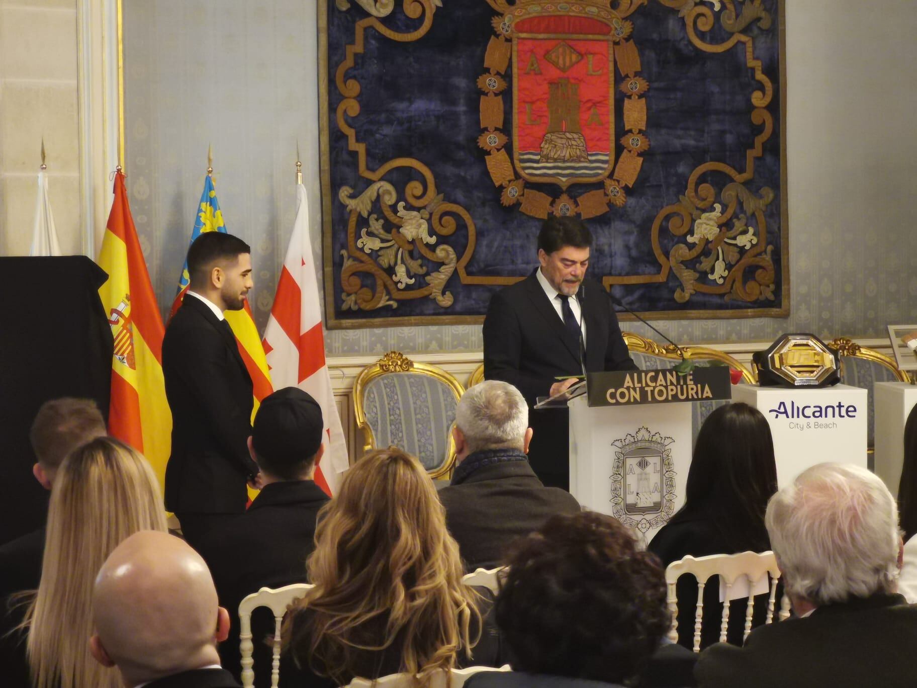 Ilia Topuria junto al alcalde de Alicante, Luis Barcala. Foto: Daniel Rodríguez