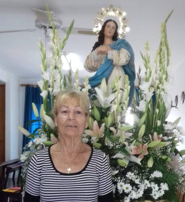 Paquita con su Virgen de Costacabana.