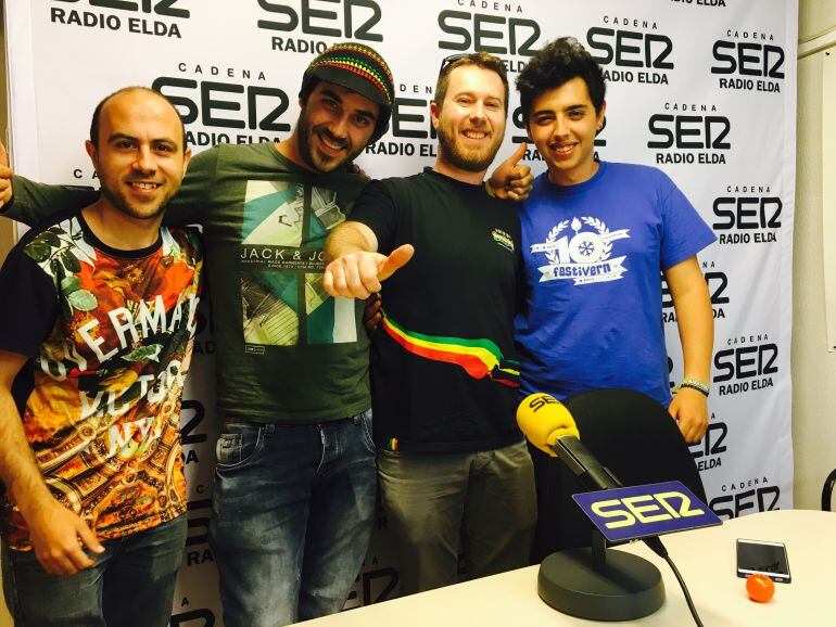 Algunos de los componentes del grupo en Radio Elda Cadena SER