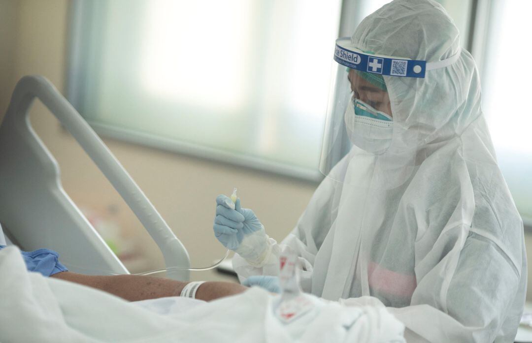 Un profesional sanitario atiende a una persona enferma.