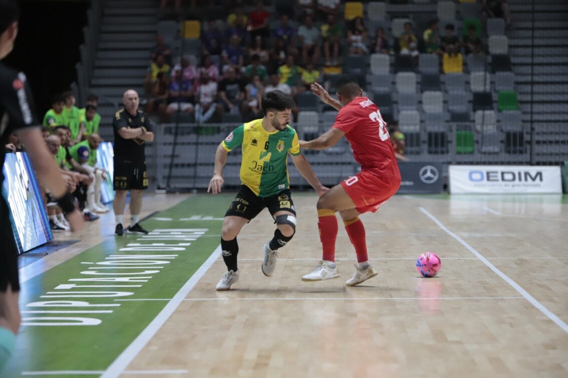 Jugada del partido del Trofeo del Olivo entre Jaén Paraíso Interior FS y Jimbee Cartagena.