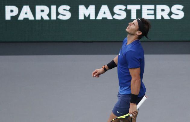 Rafa Nadal se lamenta por una jugada, en el Masters de París