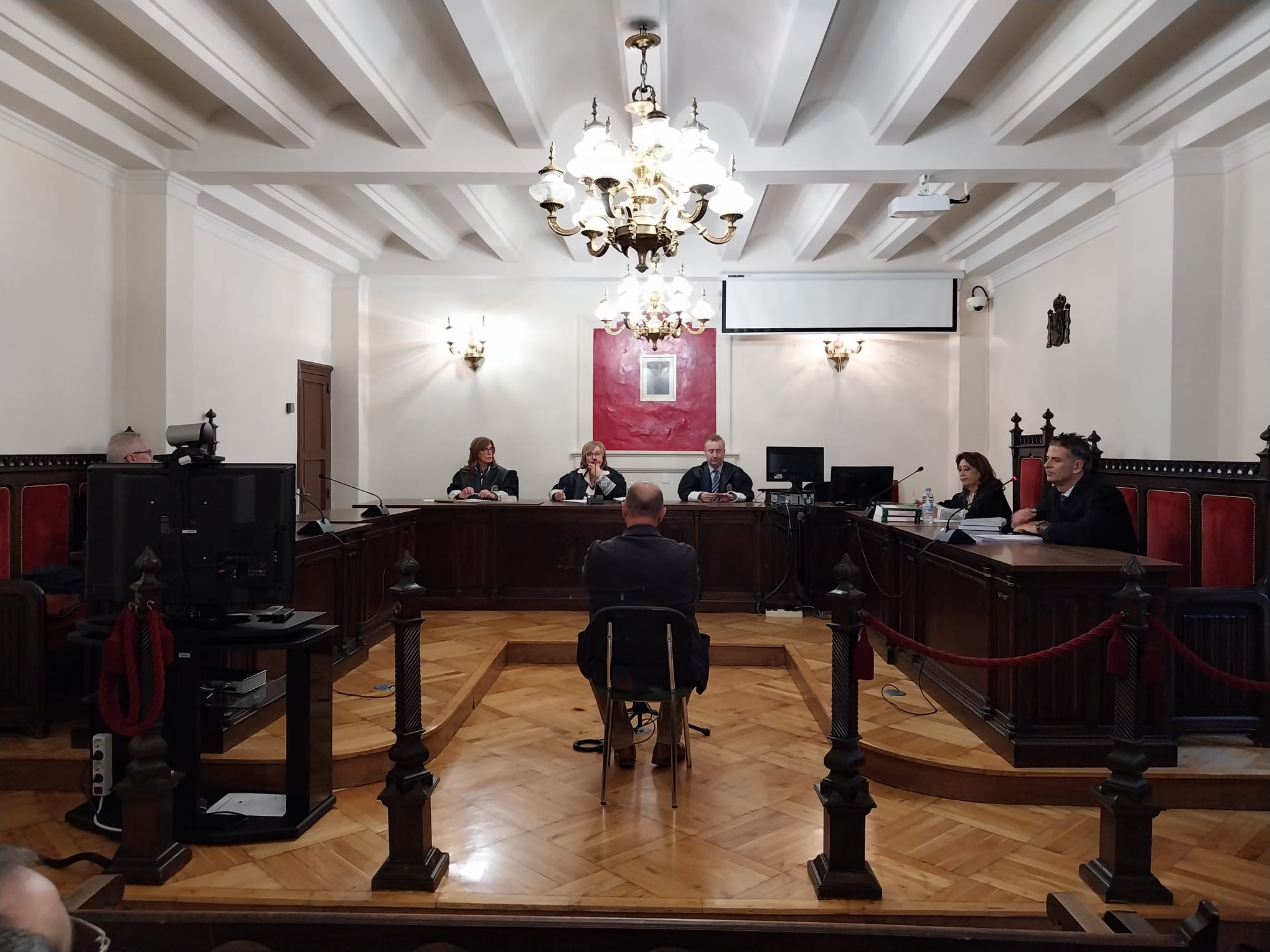 Alberto Vega comparece ante el tribunal de la Audiencia Provincial