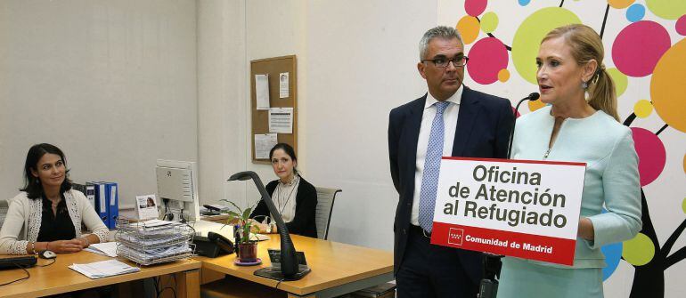 GRA436. MADRID, 15/09/2015.- Fotografía cedida por la Comunidad de Madrid de la puesta en marcha de la Oficina de Atención al Refugiado, inaugurada hoy por la presidenta de la Comunidad de Madrid, Cristina Cifuentes. EFE/D.Sinova