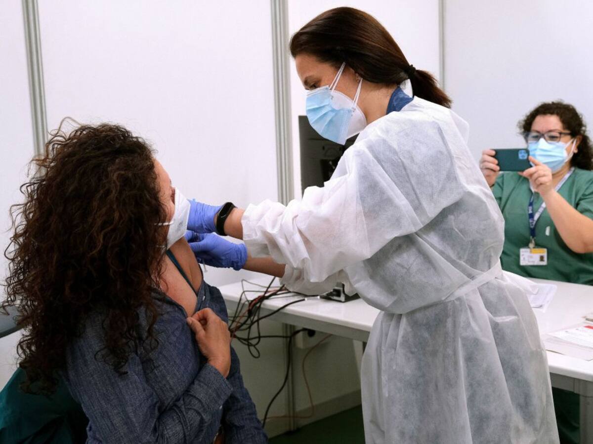 Más de la mitad de la población española tiene la pauta completa de vacunación