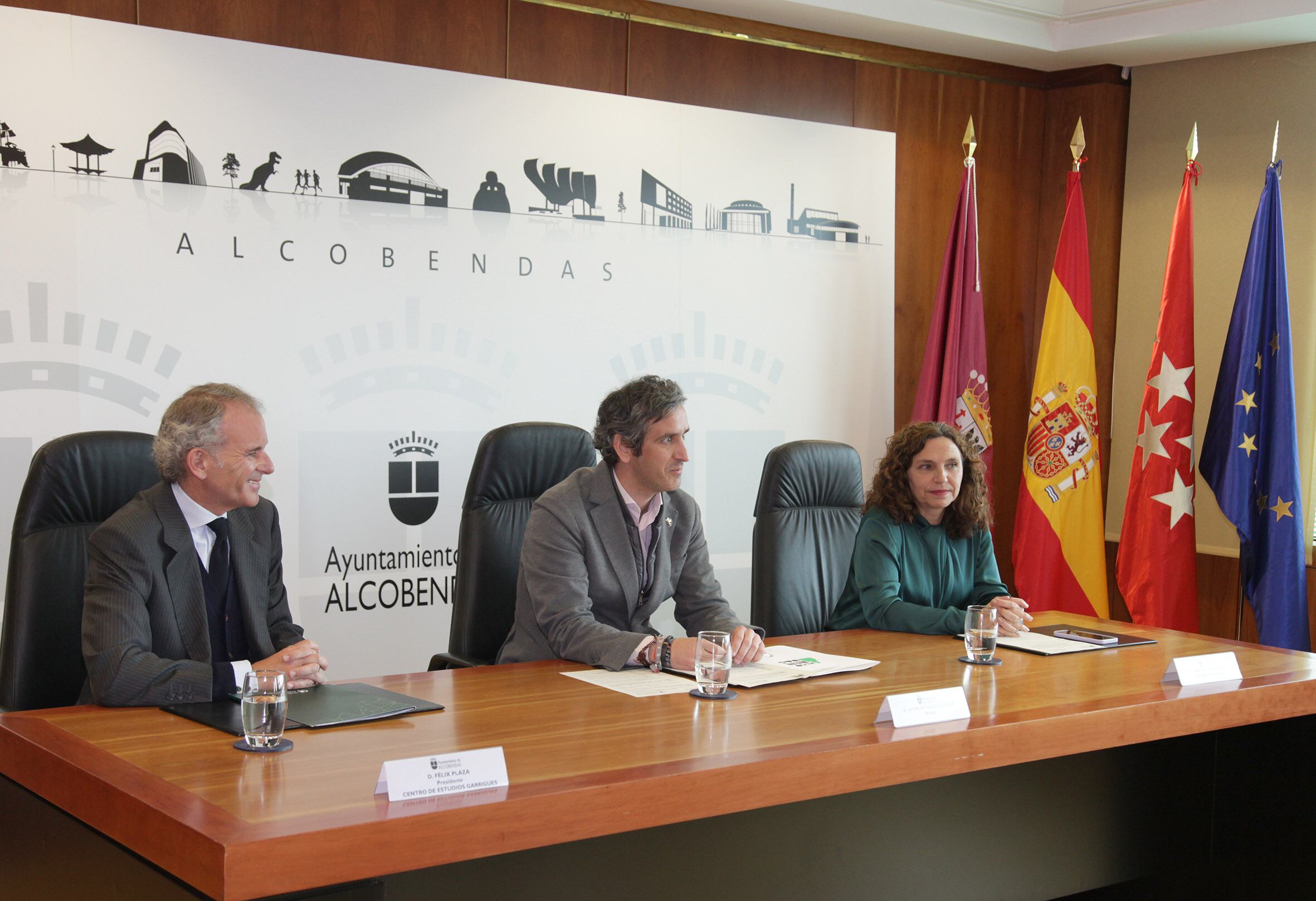 Firma del acuerdo entre el Ayuntamiento de Alcobendas y el Centro de Educación Garrigues para lanzar una convocatoria de becas