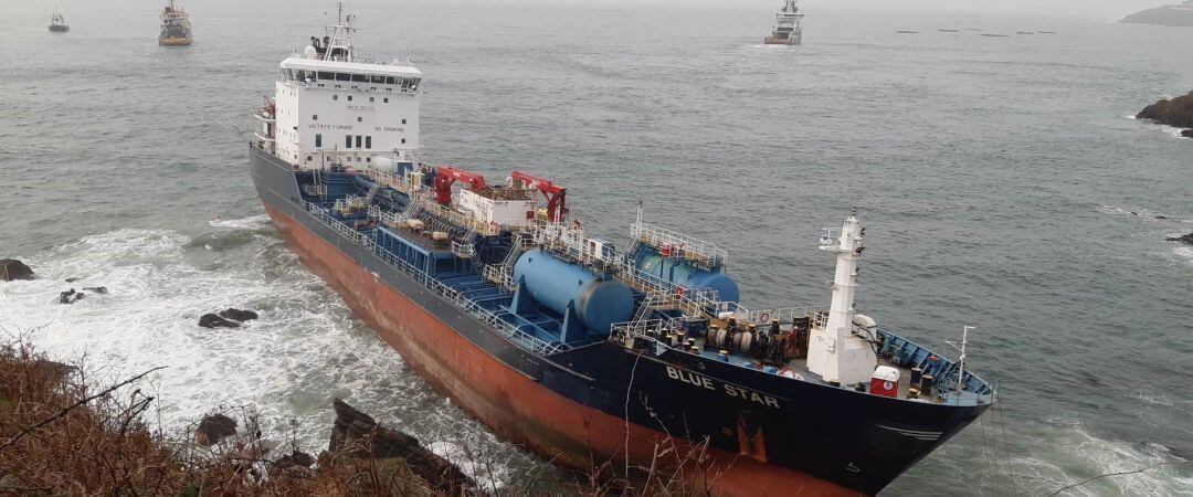 Trabajos para desencallar el buque &#039;Blue Star&#039; en la costa de Ares