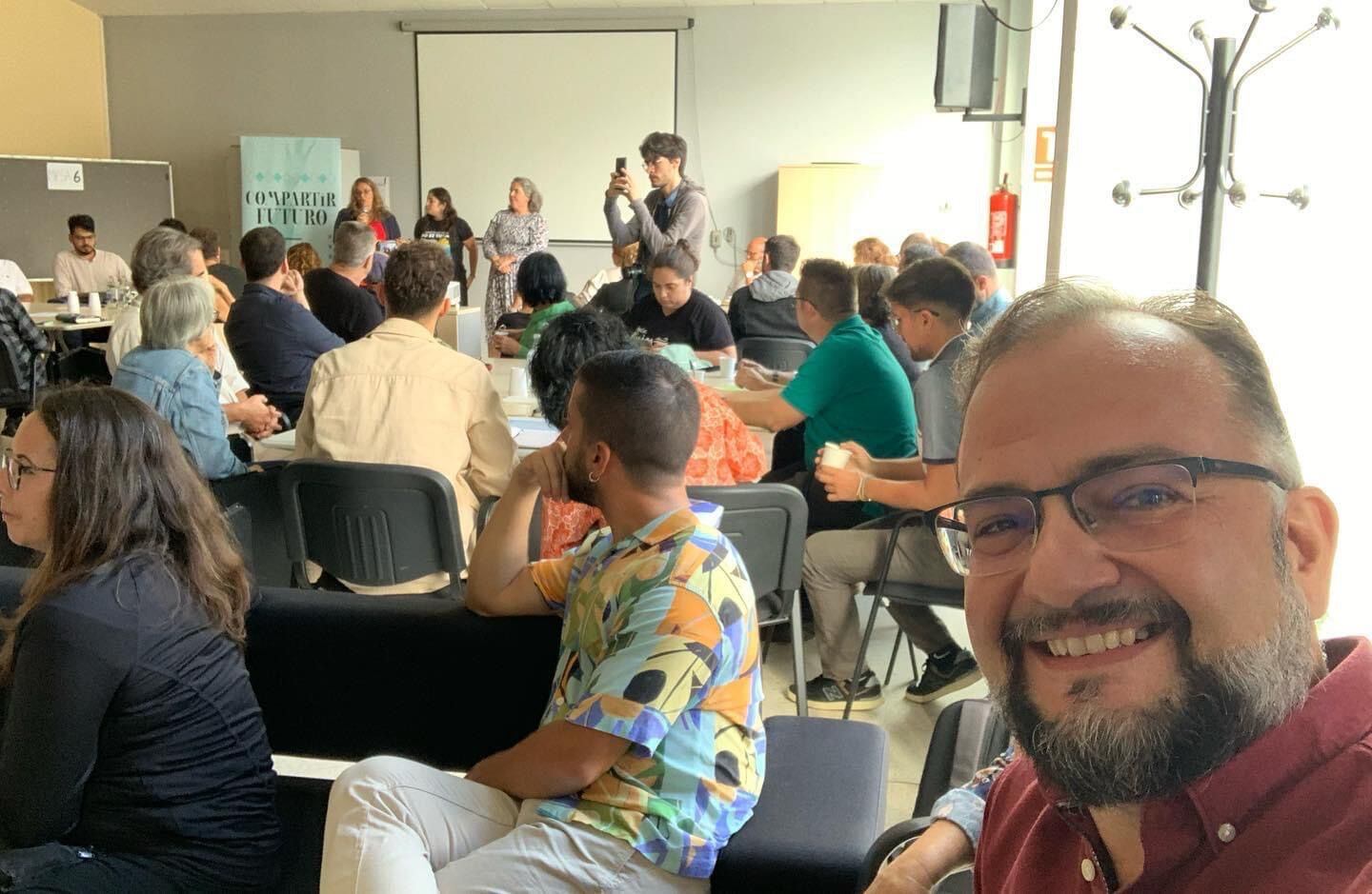 El consejero Jorge Peñas en la asamblea de Tenerife.