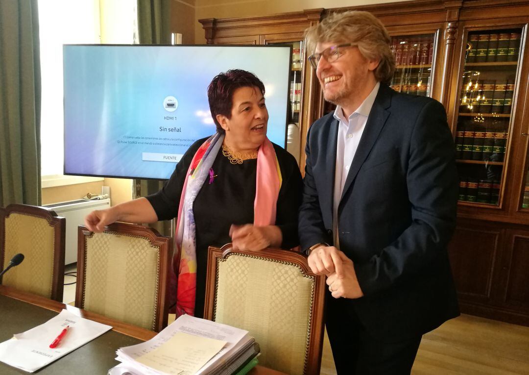 Clara Luquero junto al teniente de alclade Jesús García durante una de sus comparecencias ante los medios de comunicación