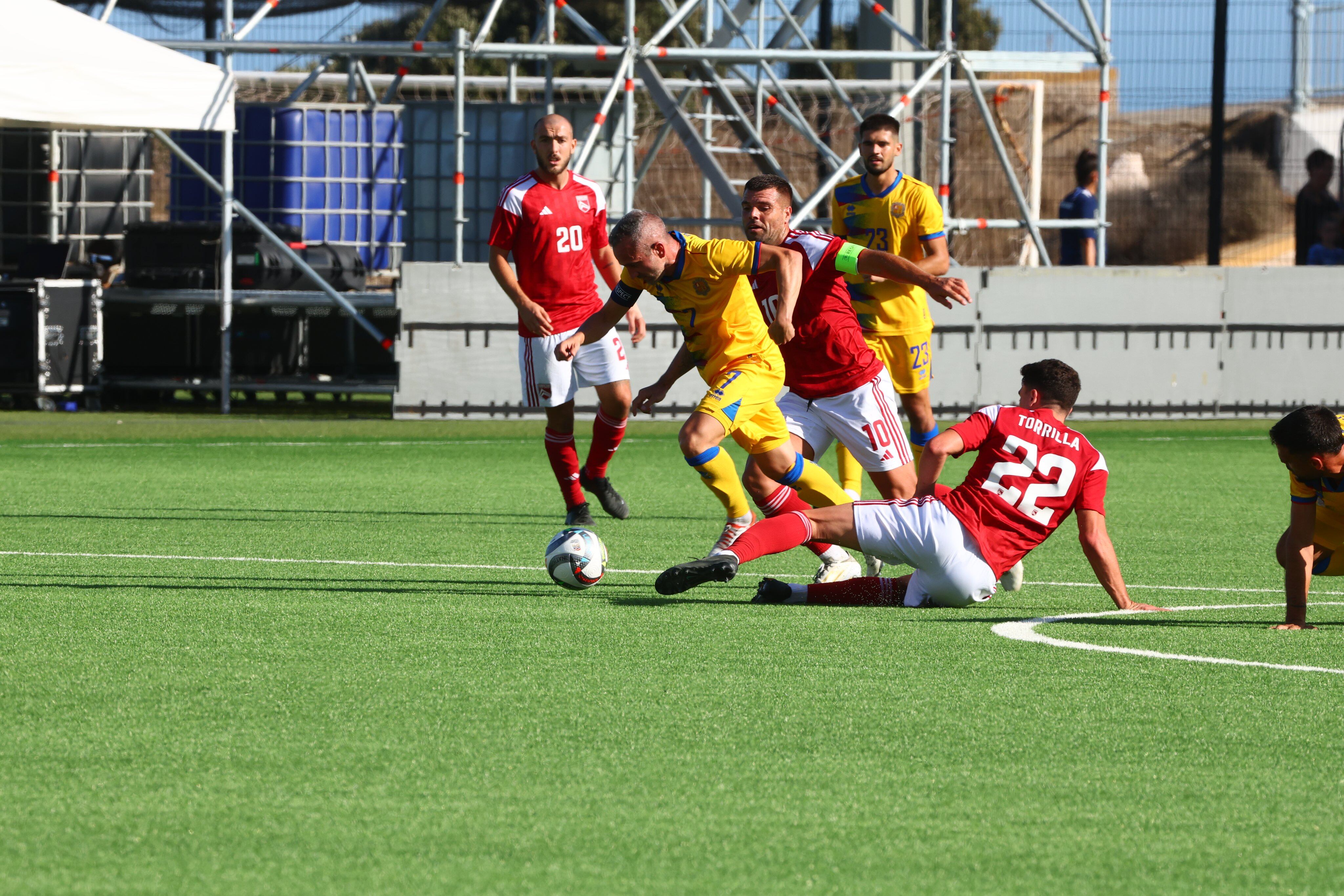 L'internacional tricolor Marc Pujol lluitant per l'esfèric contra dos rivals