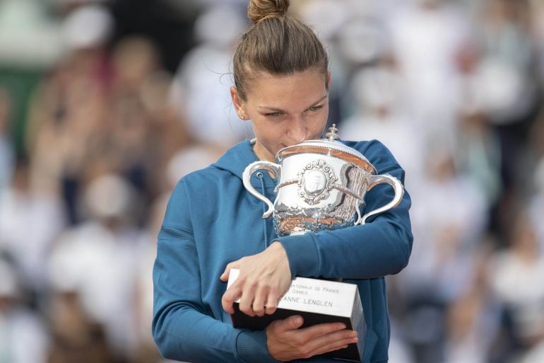 Simona Halep, con el trofeo de ganadora en Roland Garros.