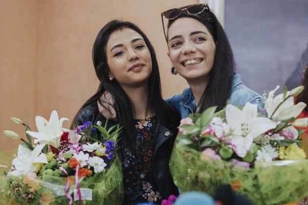 La joven hispano-argentina María Jimena Rico se abraza a su novia Shaza Ismail, de nacionalidad egipcia