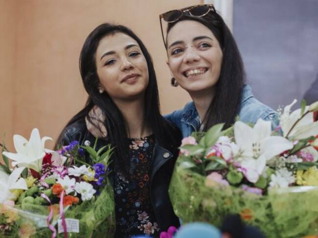 La joven hispano-argentina María Jimena Rico se abraza a su novia Shaza Ismail, de nacionalidad egipcia