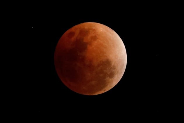 Fotografía de archivo que muestra la denominada súper Luna roja