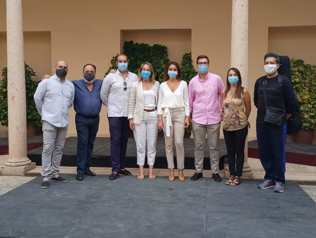 El evento ha sido presentado por las delegadas de Turismo y Fiestas, junto a los artistas locales que van a participar en el espectáculo.