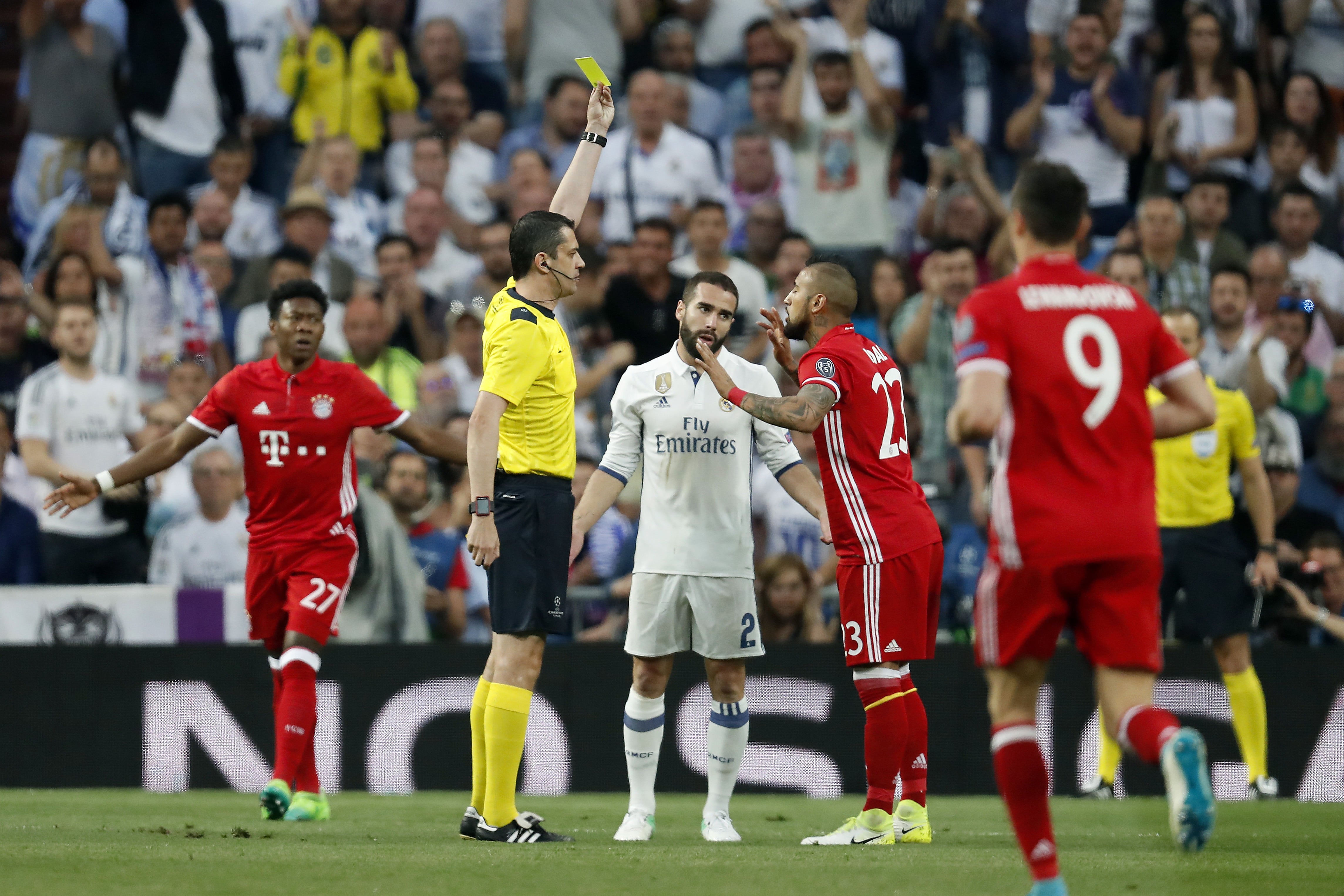 Arturo Vidal y Dani Carvajal protestan al árbitro en un partido de Champions entre Real Madrid y Bayern de Munich