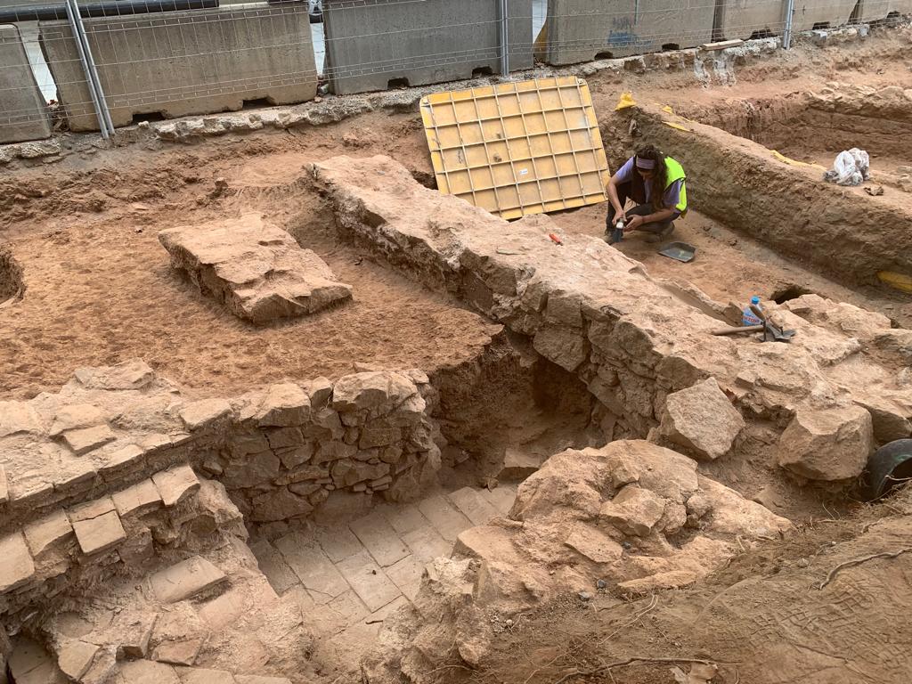 Una arqueòloga treballant en l&#039;excavació de les restes del convent dels Caputxins de Montcalvari trobades al carrer Girona de Barcelona / Víctor Sanz Guerrero
