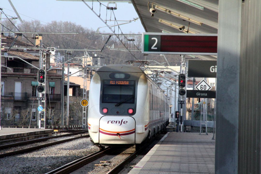 Un tren a l'estació de Girona